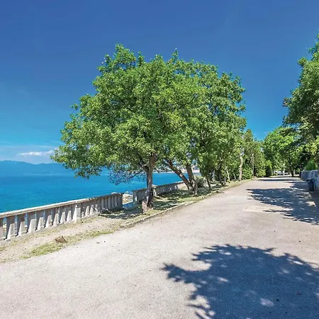 Dom wakacyjny 2 Bedroom Awesome In Kraljevica